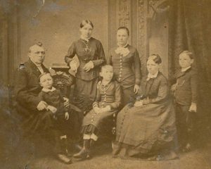 Pfarrer Lebrecht Garschagen mit Frieda Garschagen und Kindern um 1880 Nachlass Pfarrerfamilie Garschagen 7NL 142 Nr. 1