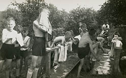 Ferienlager in Hünxe 1932 - Morgenwäsche