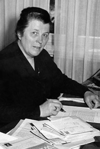 Luise Rehling am Schreibtisch (Quelle: Konrad Adeanuer Stiftung / Archiv für Christlich-Demokratische Politik (KAS/ACDP)