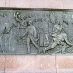 Der rheinische Pfarrer Peter Thielen auf einem Reliefbild der Siegessäule in Berlin